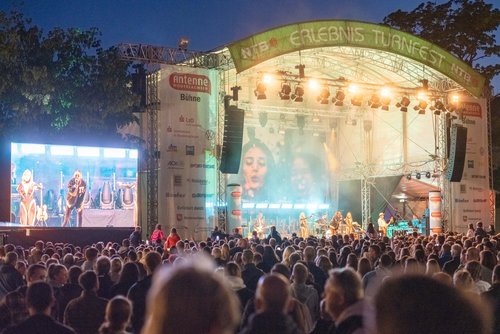 Neben den sportlichen Aktivitäten hatte das Erlebnis Turnfest am Abend auch Bühnenshows zu bieten, so wie hier auf dem Schlossplatz. Foto: Sascha Stüber Foto: Sascha Stüber