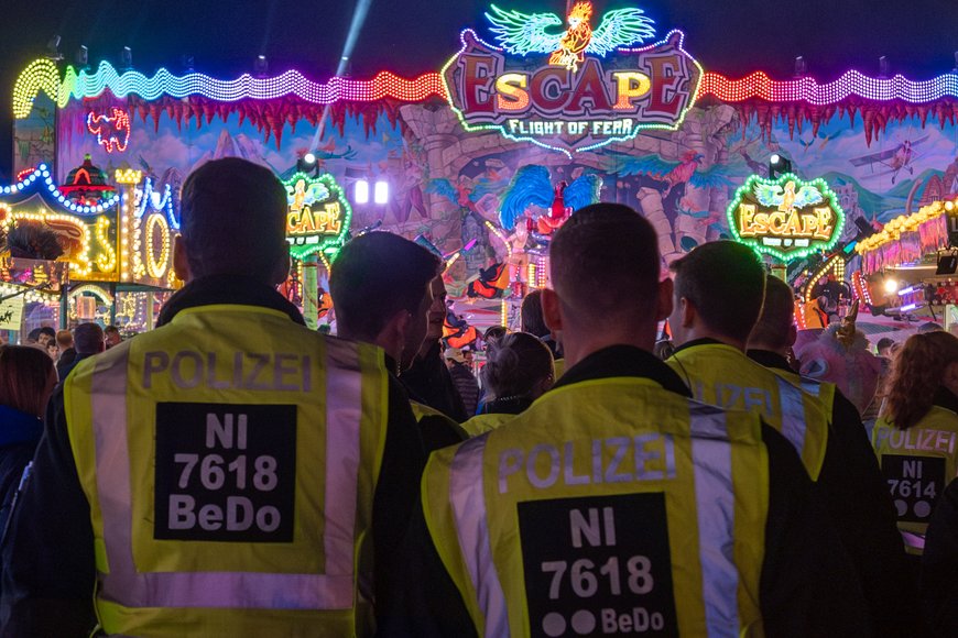 Sascha Stüber Eine Polizeistreife auf dem Kramermarkt 2024. Foto: Sascha Stüber