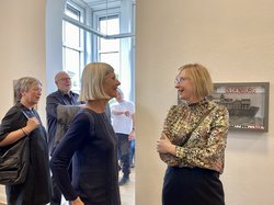 Die Bürgermeisterin Nicole Piechotta (rechts) im Gespräch mit der Ausstellungsleiterin des BBK Oldenburg, Frau Lioba Müller(links), bei der Eröffnung Die Bürgermeisterin Nicole Piechotta (rechts) im Gespräch mit der Ausstellungsleiterin des BBK Oldenburg, Frau Lioba Müller(links), bei der Eröffnung Foto: Robert Uhde
