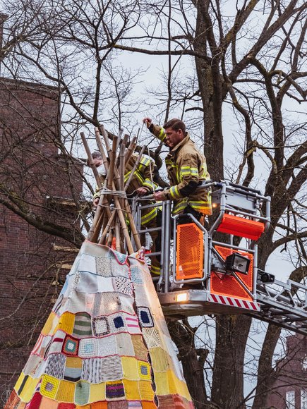 Feuerwehrmänner beim Neubinden. Foto: David Bernhardt