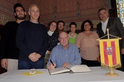 Gideon Gerzon (vorne) und Jonathan Gerzon (2. von links) trugen sich mit ihren Familien im Beisein von Oberbürgermeister Jürgen Krogmann (rechts) ins Gästebuch der Stadt Oldenburg ein. Foto: Sascha Stüber