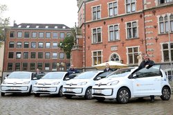 Neue Elektro-Ups vor dem Oldenburger Rathaus. Foto: Markus Hibbeler