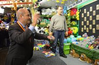 Bruce McDonald, steht an einem Stand auf dem Kramermarkt und hält eine Spielzeugmaus und will diese auf eine Wand mit Mausefallen werfen. Foto: Stadt Oldenburg