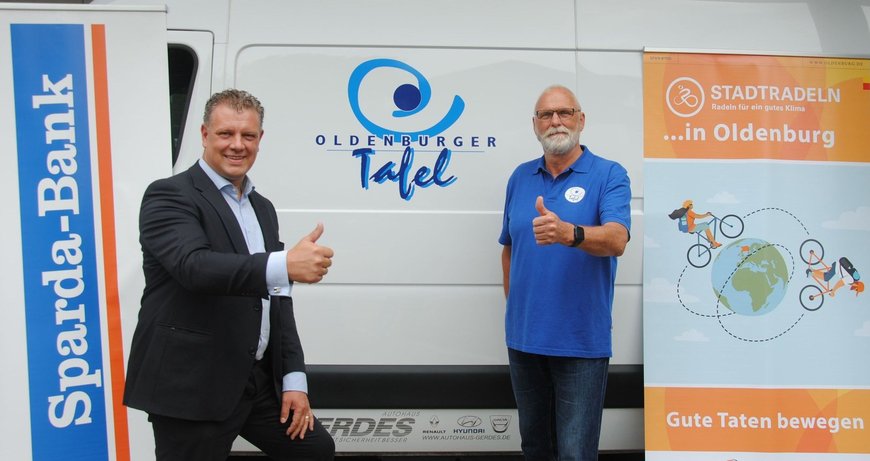 Hermann Kruse, Filialleiter Sparda-Bank West eG und Knut Behrends, Vorsitzender Oldenburger Tafel e.V. freuen sich auf viele Fahrradkilometer. Foto: Stadt Oldenburg