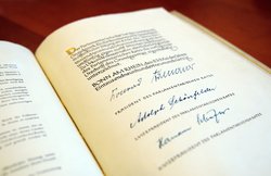 Aufgeschlagene Seite im Grundgesetz mit Unterschriften. Foto: Deutscher Bundestag/Sylvia Bohn