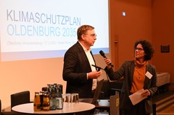 Robert Werner (Geschäftsführer des Hamburg Instituts) im Gespräch mit Moderatorin Carola Schede bei der Infoveranstaltung zum Klimaschutzplan 2035. Foto: Jörg Hemmen