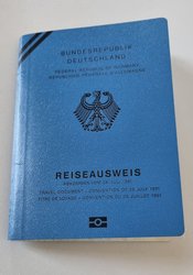 Reiseausweis in blau. Foto: Stadt Oldenburg