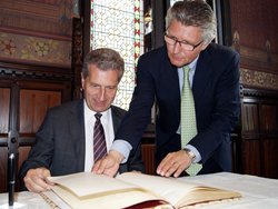 EU-Kommissar Günther Oettinger (links) beim Eintrag in das Goldene Buch der Stadt Oldenburg. Foto: Stadt Oldenburg EU-Kommissar Günther Oettinger (links) beim Eintrag in das Goldene Buch der Stadt Oldenburg. Foto: Stadt Oldenburg