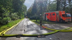 Feuerwehrfahrzeug und Schläuche im Barneführer Holz. Foto: Stadt Oldenburg