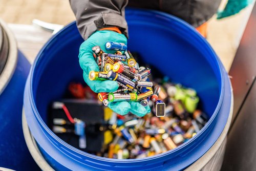 Auch Altbatterien zählen zu den Abfällen, die über die mobile Schadstoffsammlung entsorgt werden können. Foto: Mohssen Assanimoghaddam Foto: Mohssen Assanimoghaddam