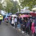 Vorschau: Viele Zuschauende mit Regenschirmen beim Festumzug. Foto: Sascha Stüber