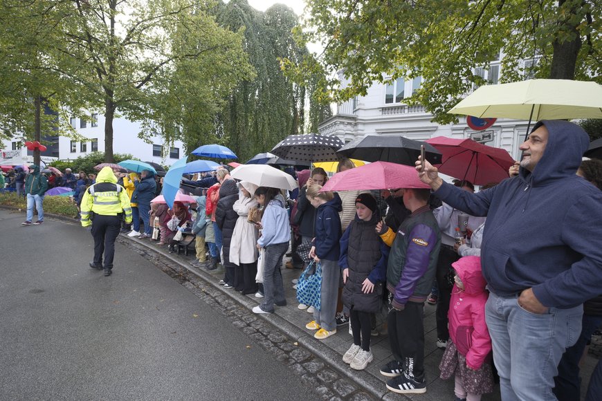 Viele Zuschauende mit Regenschirmen beim Festumzug. Foto: Sascha Stüber