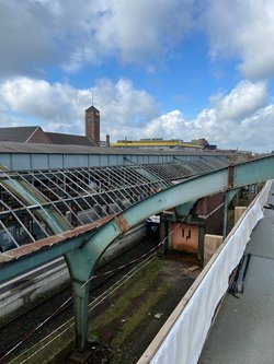 Blick von oben auf die Gleisbögen des Hallendachs am Bahnsteig 5 und 6 im Oldenburger Hauptbahnhof. Foto: Stadt Oldenburg