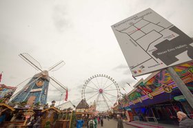 Blick über den Markt in Richtung Riesenrad mit Wegenetzplan. Foto: Sascha Stüber