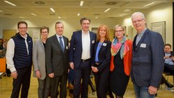 Beim 3. Fachkräfte-Forum: v.l. J. Högemann (einfach.effizient), Dr. K. Friedrich (GoGreat community), Dr. T. Müller (Agentur für Arbeit), Oberbürgermeister J. Krogmann, Moderatorin M. Kretschmer, A. Cornelius-Uerlich und Dr. H. Uerlich. Foto: Thorste Beim 3. Fachkräfte-Forum: v.l. J. Högemann (einfach.effizient), Dr. K. Friedrich (GoGreat community), Dr. T. Müller (Agentur für Arbeit), Oberbürgermeister J. Krogmann, Moderatorin M. Kretschmer, A. Cornelius-Uerlich und Dr. H. Uerlich. Foto: Thorsten Helmerichs