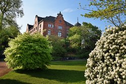 Das Elisabeth-Anna-Palais im Frühlingsschmuck. Foto: Hans-Jürgen Zietz