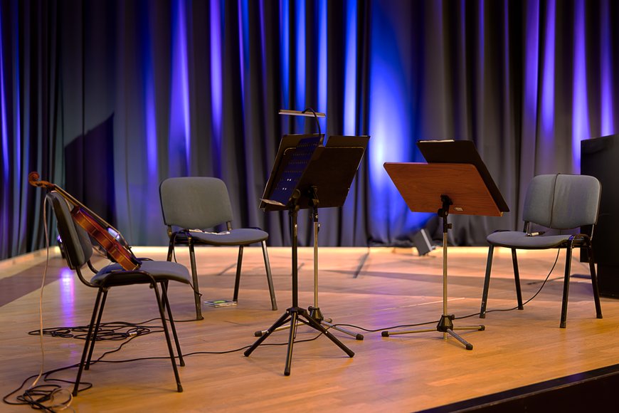 Stühle und Notenständer auf der Bühne. Foto: Izabella Mittwollen