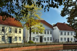 Stadtbäume in bunten Herbstfarben in Oldenburg. Foto: Hans-Jügen Zietz Stadtbäume in bunten Herbstfarben in Oldenburg. Foto: Hans-Jügen Zietz