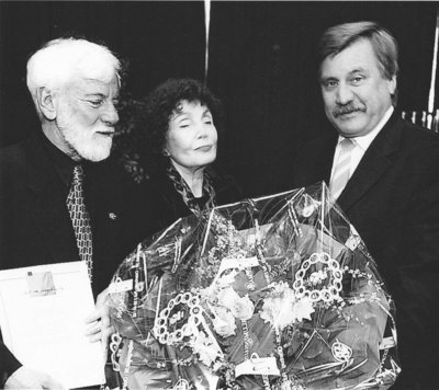 Preisträger Uri Avnery mit Ehefrau Rachel und damaliger Oberbürgermeister Dietmar Schütz. Foto: Nordwest-Zeitung, Gerolf Schmidt.