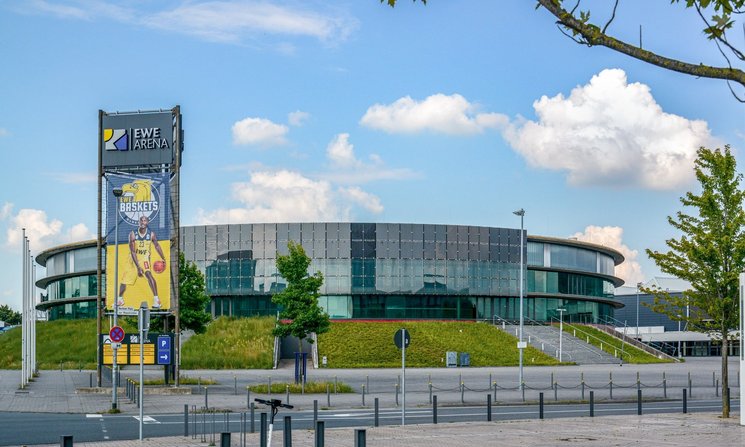 Vorplatz der Kleinen EWE-Arena. Foto: Mittwollen und Gradetchliev