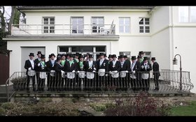 Freimaurer Gruppenportrait vor einem Haus. Foto: Juliane Herrmann