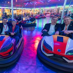 Spaß im Autoscooter auf dem Kramermarkt hatten am 27. September (von links) Niedersachsens Ministerpräsident Olaf Lies, Landtagspräsidentin Hanna Naber, Oberbürgermeister Jürgen Krogmann und Schleswig-Holsteins Ministerpräsident Daniel Günther. Fot Spaß im Autoscooter auf dem Kramermarkt hatten am 27. September (von links) Niedersachsens Ministerpräsident Olaf Lies, Landtagspräsidentin Hanna Naber, Oberbürgermeister Jürgen Krogmann und Schleswig-Holsteins Ministerpräsident Daniel Günther. Foto: Sascha Stüber