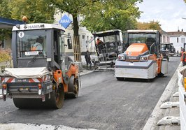 Die Asphaltierungsarbeiten im Kreuzungsbereich Bremer Straße/Schützenhofstraße. Foto: Sascha Stüber