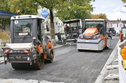 Die Asphaltierungsarbeiten im Kreuzungsbereich Bremer Straße/Schützenhofstraße. Foto: Sascha Stüber