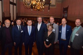 Acht Personen stehen in einer Reihe: (von links) Karl-Heinz Gerriets, Yanxiu Du, Xiaohui Du, Jürgen Krogmann, Ina Gean, Oliver Pundt und Frank Marschhausen sowie Kai Bölle. Foto: Stadt Oldenburg