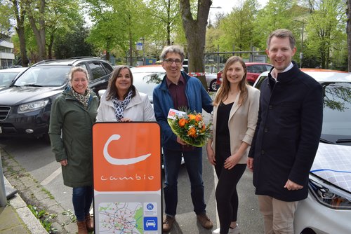 Die Firma Aschenbeck & Aschenbeck – vertreten durch (von rechts) Berend Aschenbeck und Insa Thiedigk – ist „cambio“-Kunde Nummer 5.000. Cambio-Geschäftsführer Klaus Göckler, Stadtbaurätin Christine-Petra Schacht und Carola Pietsch (Fachdienst Mobilität) gratulierten. Foto: Stadt Oldenburg  