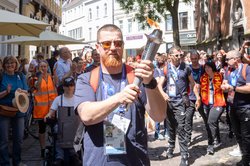 Im Juni 2023 war die Oldenburg Teil der Special Olympics: Sportlerinnen und Sportler aus Nordmazedonien trugen das olympische Feuer vom Alten Rathaus zum Marschwegstadion, wo ein großes inklusives Sportfest ausgerichtet wurde. Foto: Sascha Stüber Im Juni 2023 war die Oldenburg Teil der Special Olympics: Sportlerinnen und Sportler aus Nordmazedonien trugen das olympische Feuer vom Alten Rathaus zum Marschwegstadion, wo ein großes inklusives Sportfest ausgerichtet wurde. Foto: Sascha Stüber