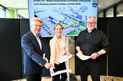 Große Pläne für die Weser-Ems-Hallen: Der Vorsitzende der Gesellschafterversammlung, Bernhard Ellberg (von links), Stadtkämmerin Dr. Julia Figura und Hallen-Chef Dieter Meier stellten am 3. Juni das Neubauprojekt vor. Foto: Sascha Stüber Große Pläne für die Weser-Ems-Hallen: Der Vorsitzende der Gesellschafterversammlung, Bernhard Ellberg (von links), Stadtkämmerin Dr. Julia Figura und Hallen-Chef Dieter Meier stellten am 3. Juni das Neubauprojekt vor. Foto: Sascha Stüber
