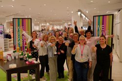 Mitarbeiterinnen und Mitarbeiter von Galeria Kaufhof freuen sich und stoßen mit Sekt in der Oldenburger Filiale an. Foto: Sascha Stüber