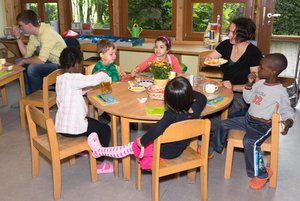 Kinder am Gruppentisch. Foto: Stadt Oldenburg Kinder am Gruppentisch. Foto: Stadt Oldenburg