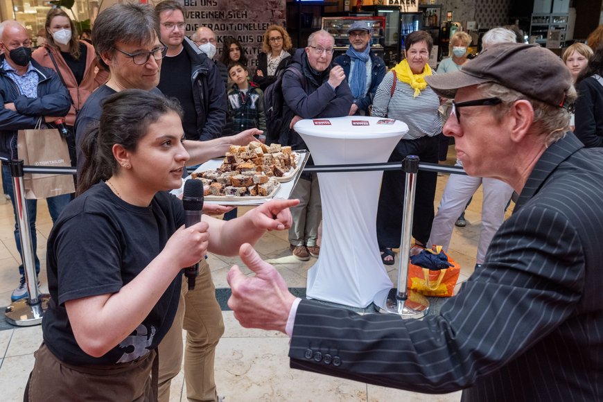 Sascha Stüber Schauspieler Jo Schmitt mit Woyton und Kostbar bei ihrer Darbietung. Foto: Sascha Stüber
