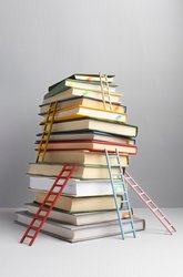 Bücherturm mit kleinen Holzleitern. Foto: Freepik