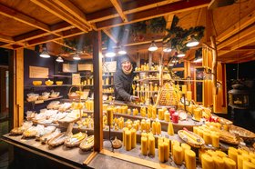 Bienenwachskerzen und Imkereiprodukte am Stand von Markus und Claire Römer auf dem Lamberti-Markt 2024. Foto: Sascha Stüber