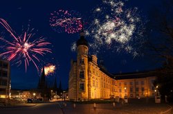 Neujahrsfeuerwerk über der Oldenburger Innenstadt. Foto: Hans-Jürgen Zietz