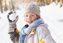 Junge wirft einen Schneeball. Foto: Monkey Business/Fotolia