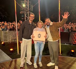 Die ProSieben-Show „Ein sehr gutes Quiz (mit hoher Gewinnsumme)“ kam am 11. Oktober live aus Oldenburg: Das Bild zeigt Klaas Heufer-Umlauf (rechts) mit Joko Winterscheidt und Gewinnerin Reni. Der gebürtige Oldenburger war in seiner Heimatstadt besten Die ProSieben-Show „Ein sehr gutes Quiz (mit hoher Gewinnsumme)“ kam am 11. Oktober live aus Oldenburg: Das Bild zeigt Klaas Heufer-Umlauf (rechts) mit Joko Winterscheidt und Gewinnerin Reni. Der gebürtige Oldenburger war in seiner Heimatstadt bestens aufgelegt. Foto: Screenshot Joyn