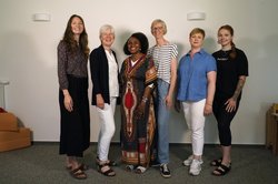 Aktuelles Team vom Stadtteiltreff: von links Lotte Schneider, Karin Bremermann, Rose Wangui Schulz, Gudrun Knies, Anna Biletskaya, Sinah Bardenheuer