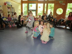 Ein Kreis gemeinsam mit Eltern und Kinder. Foto: Stadt Oldenburg