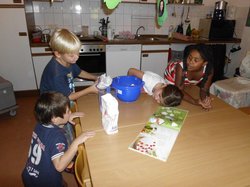 Hortkinder backen etwas. Foto: Stadt Oldenburg