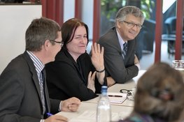 V.l.n.r.: Prof. Dr. Matthias Weber, Preisträgerin Dr. Irina Scherbakowa beim Fachgespräch im Bundesinstitut für Kultur und Geschichte zu sehen mit dem damaligen Oberbürgermeister                        Prof. Dr. Gerd Schwandner. Foto: Peter Kreier.