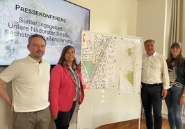 Dr. Jakob Machon (Team Straßenplanung) (von links), Stadtbaurätin Christine-Petra Schacht, Oberbürgermeister Jürgen Krogmann und Lena Buissink (Team Straßenplanung). Foto: Stadt Oldenburg