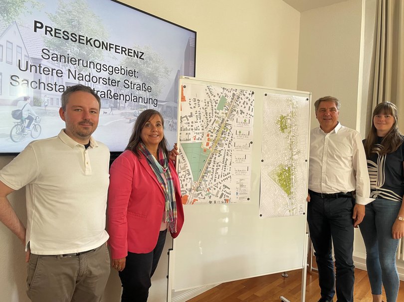 Dr. Jakob Machon (Team Straßenplanung) (von links), Stadtbaurätin Christine-Petra Schacht, Oberbürgermeister Jürgen Krogmann und Lena Buissink (Team Straßenplanung). Foto: Stadt Oldenburg