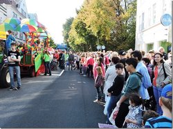 Umzugsteilnehmer und Zuschauer. Foto: Waltraud Buss