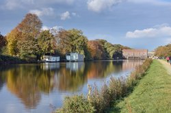 Herbststimmung am Wasserkraftwerk. Foto: Hans-Jürgen Zietz