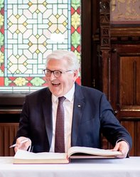 Bundespräsident Frank-Walter Steinmeier trug sich gut gelaunt im Rathaus mit seiner Frau Elke Büdenbender ins Goldene Buch der Stadt Oldenburg ein. Foto: Hauke-Christian Dittrich Bundespräsident Frank-Walter Steinmeier trug sich gut gelaunt im Rathaus mit seiner Frau Elke Büdenbender ins Goldene Buch der Stadt Oldenburg ein. Foto: Hauke-Christian Dittrich