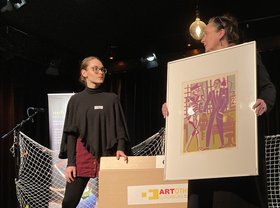 Julia und Geraldine Dudek stellten die Artothek vor. Foto: Stadt Oldenburg